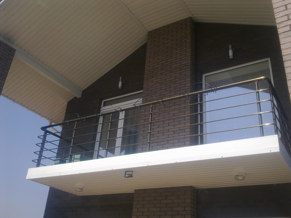 Алюминиевые перила с круглым профилем бронзового цвета для балкона