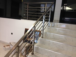 Поручні для сходів з алюмінію з квадратним профілем колір срібло з прутиками