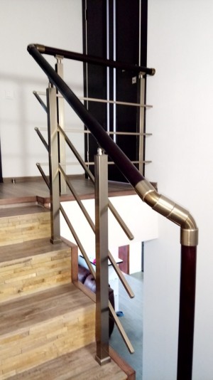 Перила алюминиевые на лестницу квадратный профиль цвет шампань с прутиками