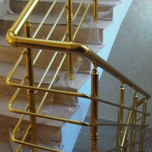 	Перила для лестницы из алюминия с круглым профилем цвет золото с прутиками