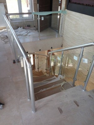 Перила алюминиевые на лестницу круглый профиль цвет серебро со стеклом 