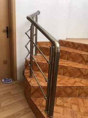 Перила алюминиевые на лестницу круглый профиль цвет бронза с прутиками