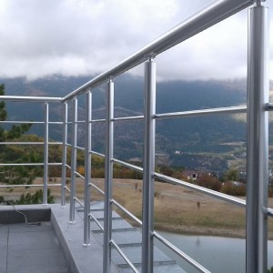 Поруччя для балкона з алюмінію з круглим профілем колір срібло з прутиками