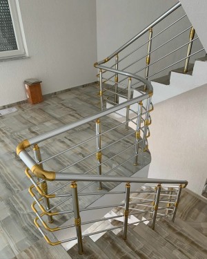 Перила для лестницы из алюминия с круглым профилем в цвете серебро и декоративными вставками в цвете золото с прутиками