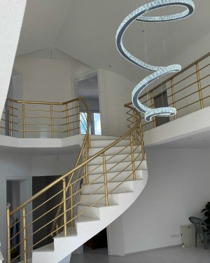Перила для лестницы из алюминия профиль с насечками круглый  цвет золото с прутиками