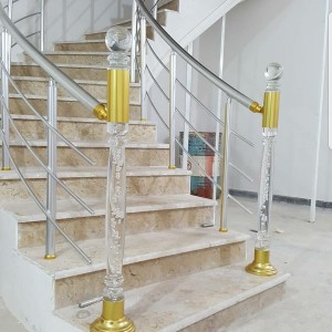 Перила для лестницы из алюминия с круглым профилем цвет серебро с прутиками и столбами Pleksi