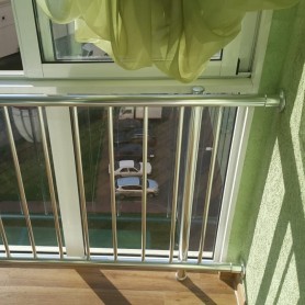 Алюмінієві поручні на балконі круглий профіль колір срібло