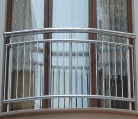 Поручні з алюмінію на балкон круглий профіль колір срібло