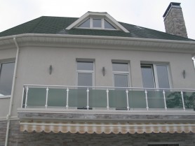 Поручні для балкона з алюмінію круглий профіль колір срібло заповнення скло