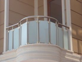 Перила для балкона из алюминия с круглым профилем цвет серебро с заполнением стекло