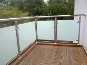 Перила для балкона из алюминия круглый профиль цвет серебро заполнение стекло