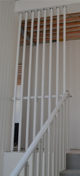 Перила алюминиевые на лестницу круглый профиль индивидуальный цвет без прутиков