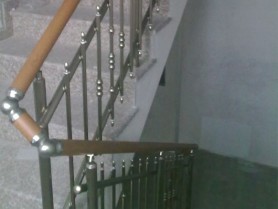 Поручні алюмінієві на сходи круглий профіль колір срібло з вертикальними прутиками