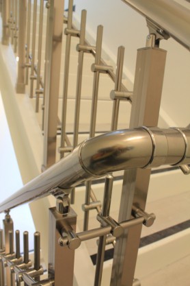 Перила алюминиевые на лестницу квадратный профиль цвет шампань с вертикальніми прутиками