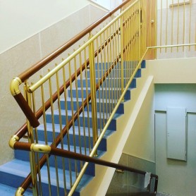 Поручні для сходів з алюмінію з круглим профілем золотого кольору з вертикальними прутиками та трьома поручнями