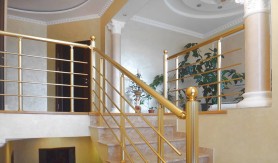Перила для лестницы  из алюминия с круглым профилем цвет золото с прутиками