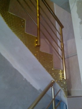 Перила для лестницы из алюминия с круглым профилем цвет золото с прутиками