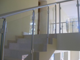 Перила для лестницы из алюминия с круглам профилем цвет серебро со стеклом