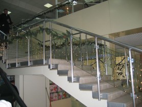 Поручні алюмінієві на сходах круглий профіль колір срібло зі склом