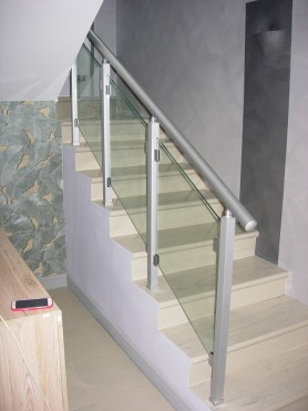 Перила для лестницы из алюминия с круглым профилем цвет серебро со стеклом