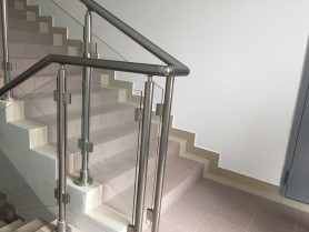 	Перила алюминиевые на лестницу круглый профиль цвет шампань со стеклом