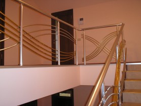Перила алюминиевые на лестницу круглый профиль цвет золото с фигурными прутиками