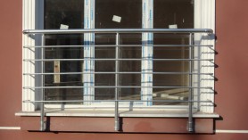 Алюминиевые перила на балкон круглый профиль цвет серебро с прутиками
