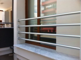 Поручні алюмінієві на балкон з круглим профілем колір срібло без прутиків