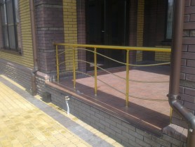 Перила для балкона из алюминия с круглым профилем золотого цвета