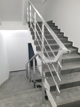 Перила для лестницы из алюминия с квадратным профилем цвет серебро с прутиками