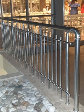 Перила для балкона из алюминия с круглым профилем цвет серебро с вертикальными прутиками
