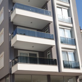 Алюминиевые перила на балкон квадратный профиль цвет шампань со стеклом