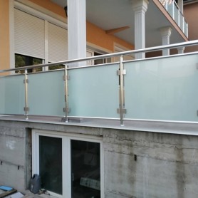 Перила для балкона из алюминия с круглым профилем цвет серебро со стеклом цвета сатин