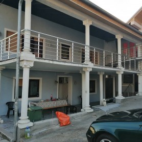 Алюмінієві поручні на балкон з леєрами та тримачами леєрів колір срібло