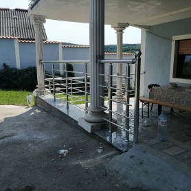 Алюминиевые перила на балкон с леерами и держателями лееров цвет серебро
