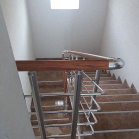 Поручні алюмінієві на сходах з круглим профілем колір срібло з прутиками поручень дерево.