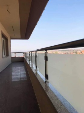 Алюмінієві поручні для балкона у кольорі бронза квадратний профіль зі склом