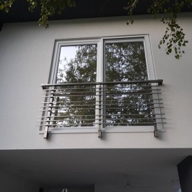 Алюмінієві поручні для балкона в кольорі шампань квадратний профіль з леєрами та леєрами