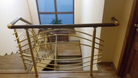 Перила алюминиевые на лестницу круглый профиль цвет золото с фигурными прутиками