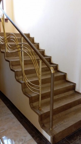Поручні алюмінієві на сходи круглий профіль колір золото з фігурними прутиками