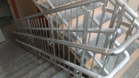 Поручні для сходів із алюмінію з круглим профілем колір срібло з вертикальними прутиками.
