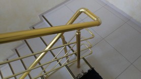 Перила для лестницы из алюминия с круглым профилем цвет золото с прутиками