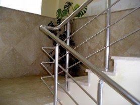 Поручні алюмінієві на сходи круглий профіль колір срібло з прутиками