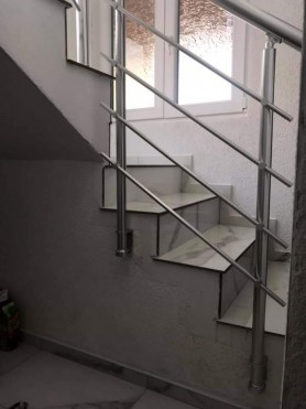 Перила алюминиевые на лестницу круглый профиль цвет серебро с прутиками