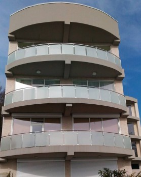 Алюминиевые перила на балкон круглый профиль цвет серебро со стеклом