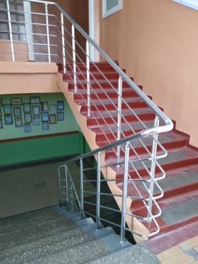 Поручні алюмінієві на сходах профіль коло колір срібло