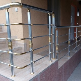 Алюминиевые перила на балкон профиль круг в цвете серебро с золотыми элементами