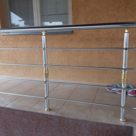 Алюмінієві поручні на балкон профіль коло в срібло кольору з золотими елементами