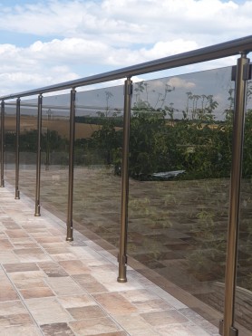 Перила алюминиевые на балкон с круглым профилем цвет бронза заполнение стекло