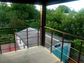 Алюминиевые перила на балкон круглый профиль цвет бронза с прутиками